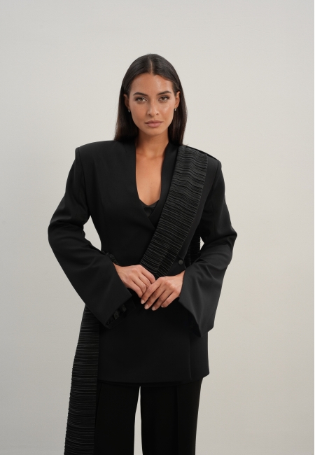 Жакет приталенный со съемной деталью (черный)
